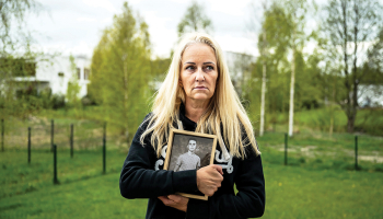 Trīna Trofimova ar mirušā dēla Jonasa ģīmetni. Foto — Meridita Kohuta
