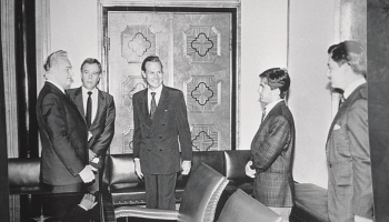 Kadriorgas pilī Tallinā Šveices vēstnieku Jeni K. A. Štēhelinu (vidū) uzņēma Igaunijas Republikas Augstākās Padomes priekšsēdētājs Arnolds Rītels (pirmais no kreisās). Pirmais no labās — Andreass Baums, otrais — Valters Tērnhers. 1991. gada 4. septembris. Igaunijas Nacionālā arhīva krājums