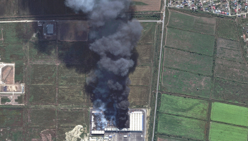 Satelītuzņēmumā redzams tiešsaistes tirdzniecības platformas Ozon loģistikas centra ugunsgrēks Krasnodaras apgabalā Krievijas dienvidos.