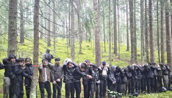 Augustā Krāslavas novadā robežsargi notvēra 28 personas, kuras bija nelikumīgi šķērsojušas robežu pa izraktu pazemes tuneli. Foto — Valsts robežsardze
