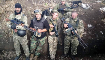 Vitālijs (pirmais no kreisās) ar cīņubiedriem frontē. Foto tapšanas vieta un laiks nav zināmi.