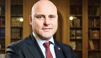 «Esmu dabīgs, gribu būt atklāts pret sabiedrību. Reizēm es par daudz pasaku. Pilnīgi piekrītu, katram premjera vārdam ir svars. Pie tā ir jāpiedomā.»