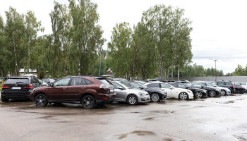 «Mums visu laiku ir pilns,» par Nodrošinājuma valsts aģentūras stāvlaukumu noslodzi ar konfiscētajām automašīnām saka tās pārstāve Laija Dovguško.