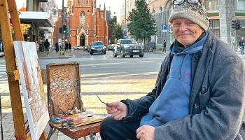 Mākslinieks iesācis jau trīspadsmito Ģertrūdes baznīcas gleznu. «Cilvēkiem patīk, viņi pērk un pat gaida rindā.»