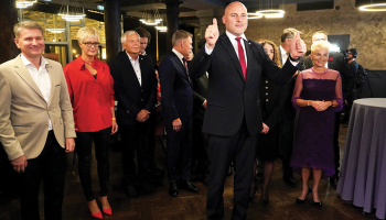 Andris Kulbergs (priekšplānā) ar saviem partiju apvienības  kolēģiem vēlēšanu dienas vakarā, gaidot balsojuma rezultātus.