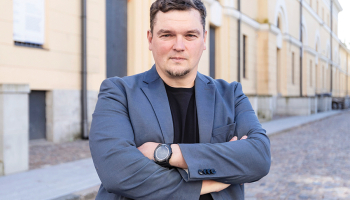Arheologs Artūrs Tomsons vietā pie mākslas muzeja Arsenāls, kur vasarā atrada aproci.