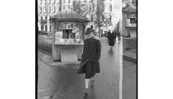 Sieviete pie avīžu kioska Marijas ielā Rīgā. 1935.—1939. gads. Foto — Alberts Neilands. Latvijas Nacionālā arhīva krājums
