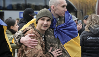 Ukraina un Krievija 23. oktobrī apmainījušās ar 270 cilvēkiem katra — tā ir pirmā lielā gūstekņu apmaiņa kopš augusta. Ukrainā atgriezies 261 karavīrs un deviņi civiliedzīvotāji, tajā skaitā pieci karagūstekņi, 
kuri 2022. gadā izdzīvoja sprādzienā Krievijas kontrolētajā Olenivkas ieslodzījuma vietā.