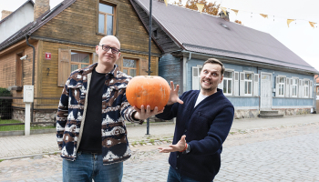 Jelgavnieki Rihards Edels (no kreisās) un Krišjānis Dzalbe izveidojuši interaktīvu karti. Tajā apkopotas adreses, kurās Visu svēto naktī gaidīs mazos un lielos saldumu meklētājus.