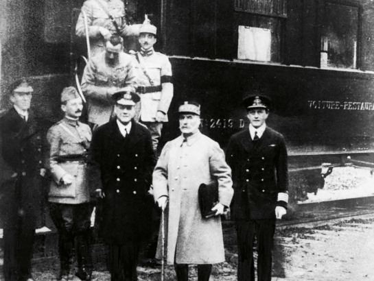 Sabiedroto valstu pārstāvji pirms pamiera līguma parakstīšanas ar Vāciju pie maršala Foša vagona mežā pie Kompjeņas. 1918. gada 11. novembris.
Foto no Latvijas Kara muzeja krājuma