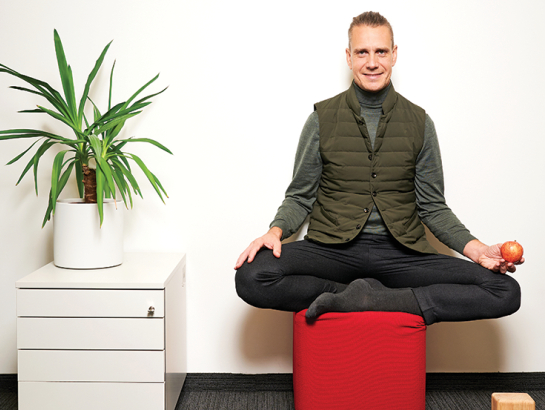 Katrs Māra Plūmes rīts sākas ar elpošanas vingrojumiem un meditāciju.
Foto — Edmunds Brencis