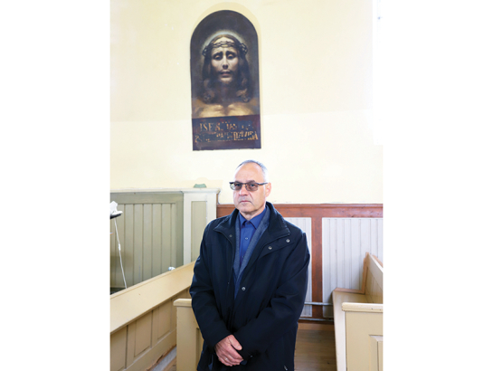 Raimonds Grollis pie atgūtās altārgleznas Kristus ērkšķu vainagā. Foto — Esmeralda Tāle
