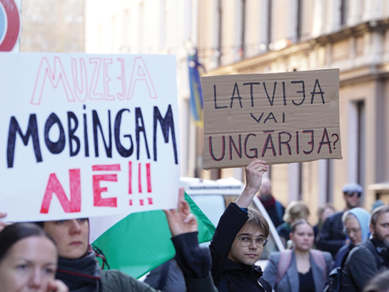 Lielu skandālu sacēla Ogres mēra ideja izstādīt sankcijām pakļautā Krievijas oligarha Pjotra Avena porcelāna kolekciju, kas izraisīja konfliktu ar vietējā muzeja kolektīvu. Protestētāji piketā pie atbildīgās ministrijas pat prasīja Helmaņa atstādināšanu.