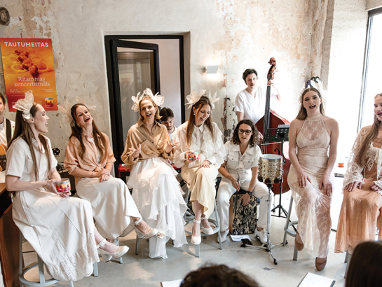 Albuma prezentācija Kalve Living Room. No kreisās: Kaspars Vizulis (ģitāra), Annemarija Moiseja, Laura Līcīte, Asnate Rancāne, Elvis Lintiņš (taustiņi), Aurēlija Rancāne, Nelli Bubujanca (bungas), Staņislavs Judins (bass), Gabriēla Zvaigznīte un Kate Slišāne. Foto — Inga Bitere