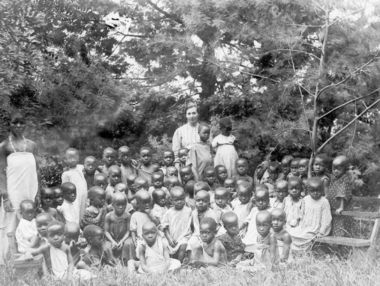 Latviešu misionāre Emma Elizabete Zēzemane ar skolēniem Tanzānijā ap 1905.—1910. gadu