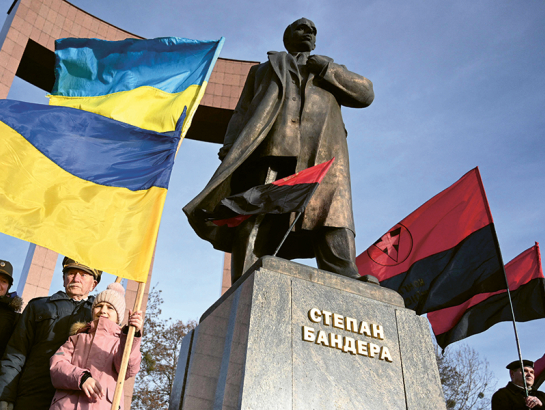 Pie Stepana Banderas pieminekļa Ļvivā Ukrainā viņa 116. dzimšanas dienā. 2025. gada 1. janvāris. Foto – Jurijs Djačišins, AFP/LETA
