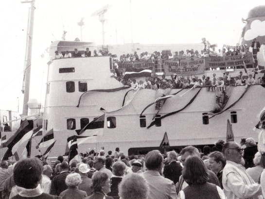 Baltijas brīvības un miera kuģis 1985. gada 26. jūlijā atiet no Stokholmas ostas pēc spridzināšanas draudiem