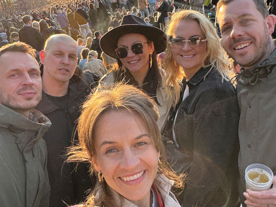 Maija Līne-Buce ar saviem draugiem Imagine Dragons koncertā Tallinā.