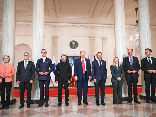 EK prezidente Urzula fon der Leiena (no kreisās), Lielbritānijas premjerministrs Kīrs Stārmers, Somijas prezidents Aleksanders Stubs, Ukrainas prezidents Volodimirs Zelenskis, ASV prezidents Donalds Tramps, Francijas prezidents Emanuels Makrons, Itālijas premjerministre Džordža Meloni, Vācijas kanclers Frīdrihs Mercs un 
NATO ģenerālsekretārs Marks Rute pirms sarunām Baltajā namā 18. augustā.