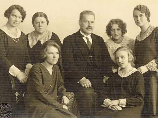 LU Filoloģijas un filozofijas fakultātes studentes un profesors Ernests Blese. Nezināma autora foto