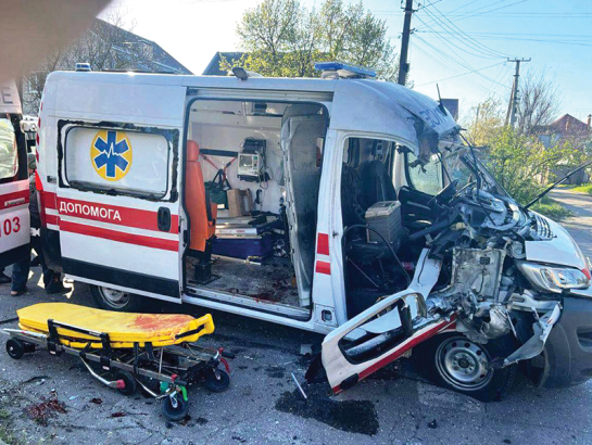 Īpaša ANO cilvēktiesību komisija atzinusi, ka Krievijas armija pastrādājusi kara noziegumus un noziegumus pret cilvēci, apzināti uzbrūkot civiliedzīvotājiem Ukrainas dienvidu pilsētā Hersonā — pēdējā gada laikā tur nogalināti 200 cilvēku, bet aptuveni 2000 ievainoti, jo krievu dronu operatori met granātas uz ietvēm un iekšpagalmos, paši to ciniski saucot par «cilvēku safari». Attēlā: 17. aprīlī krievi nometa dronus uz ātrās palīdzības auto, nogalinot divus mediķus un 80 gadus vecu pacienti.