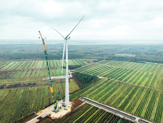 Viena no jaunajām vēja turbīnām Kaigu purvā. Foto — Latvenergo