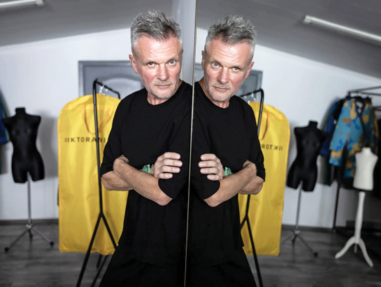 Vairākus mēnešus pēc 2022. gada februāra mode Viktoram Aņisimovam šķita nesvarīga, taču, kad ukraiņi pamazām pierada pie dzīves kara apstākļos, Aņisimovs atsāka skicēt jaunas idejas. Foto — The New York Times 