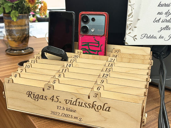 «Telefonu viesnīca» Rīgas 45. vidusskolas direktores kabinetā, kurā nonāk to skolēnu telefoni, kuri pārkāpj aizliegumu vai lieto viedierīces stundas laikā