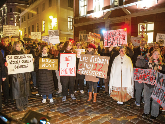 Rute Marta Jansone ir grāmatu māksliniece, bet latviešu kolektīvajā atmiņā viņa tagad ir tautumeita baltā villainē ar zilu aci. «Doties uz protestu bija pašsaprotami — ja tavi pamati tiek apdraudēti, tev ir jāstājas apdraudējumam pretī»