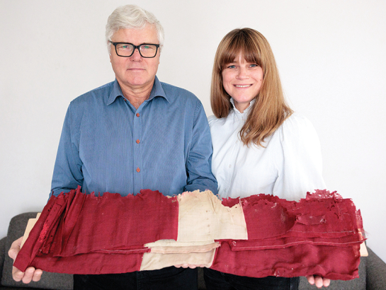 Jānis Znotiņš intervijas sniedz tikai kopā ar meitu Ilzi, kura par atrasto karogu uzrakstīja sociālajā tīklā Facebook. Viņš strādā par virpotāju un par pēkšņo popularitāti jūtas apmulsis.