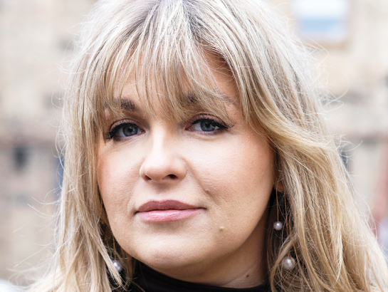 Nikola par vardarbību: «Tu zini, ka kaut kas nav normāli. Bet tu mīli. Tu dzīvo nākotnē, kur viss būs labi. Un tajā pašā laikā — tev liekas, ka neko labāku neesi pelnījusi.»