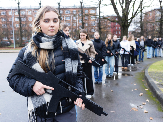 Rīgas Valsts Vācu ģimnāzijas audzēkne Estere Rācenāja ar klasesbiedrenēm apgūst militāros roku signālus.