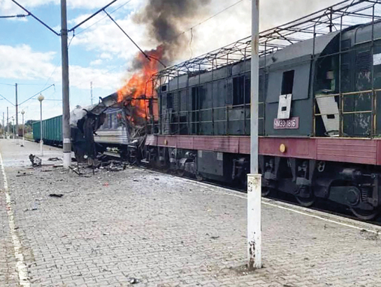 Degošs vilciens pēc drona trieciena Ukrainas Sumu reģionā 4. oktobrī. Tika ievainoti 30 cilvēki.