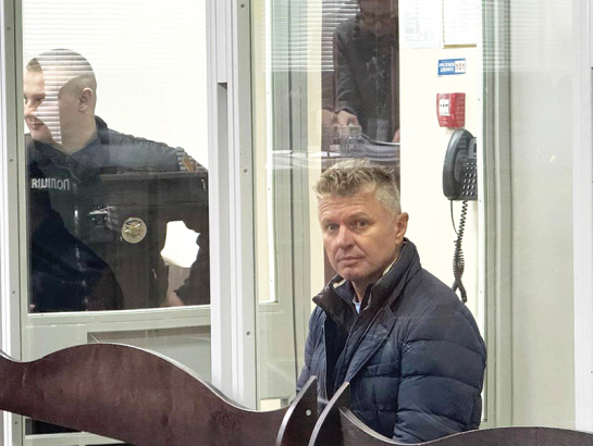 Valsts uzņēmuma Energoatom izpilddirektors drošības jautājumos Ihors Fursenko Pretkorupcijas tiesas zālē Kijivā — viņa aizturēšana pagarināta līdz 8. janvārim, vai arī viņš var tikt atbrīvots pret 95 miljonu hrivnu (1,9 miljonu eiro) drošības naudu.