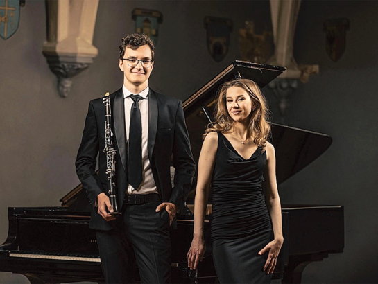 Klarnetists Artūrs Perts un pianiste Evelīna Jēkabsone. Publicitātes foto