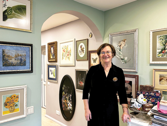 17 gadu laikā māksliniece radījusi gandrīz 120 izšuvumu, vadoties pēc smalki izstrādātām pikseļu un krāsu shēmām.