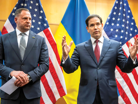 Ukrainas prezidenta administrācijas vadītājs Andrijs Jermaks (pa kreisi) un ASV ārlietu ministrs Marko Rubio sarunās Ženēvā 23. novembrī.