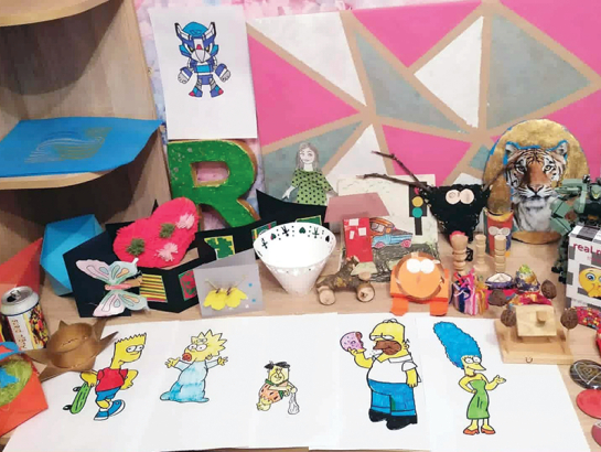 Vecāku ierīkots piemiņas stūrītis ar dēla 
veidotajiem darbiem. «Radošs, gudrs, patika matemātika, prāta spēles, skaisti zīmēja. Multeņu varoņus spēja uzzīmēt tā — kad papīrs ir salikts kopā, izskatās bēdīgs, bet, attaisot vaļā, smaida. Kā tēvam bija patīkami to visu redzēt, kā aug, interesējās par mākslu, dizainu. Viss, kas bija domāts prātam, tur viņš gāja un priecājās, ka viņam izdodas. Tā bija,» atmiņās par traģiski bojāgājušo dēlu dalās Toma tētis.