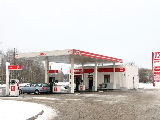 Viena no Lukoil degvielas uzpildes tīkla stacijām Latvijā 2009. gadā. Vēlāk tās tika pārdotas austriešu uzņēmumam, kas tās tagad iznomā Viada Baltija.
