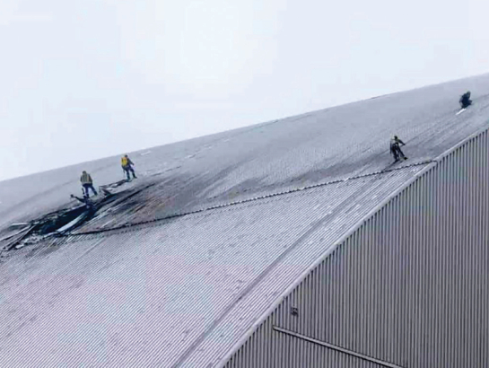 Starptautiskā Atomenerģētikas aģentūra atzinusi, ka Čornobiļā uzceltais pārsegs virs savulaik uzsprāgušā kodolreaktora vairs nepilda savu galveno funkciju bloķēt radiācijas noplūdi. Par laimi, tā pagaidām nav reģistrēta. 15 kvadrātmetru plašs caurums tērauda pārsegā tika izrauts šā gada februārī, kad tam trāpīja krievu drons ar jaudīgu sprāgstvielu. Sarkofāga būvēšana izmaksāja 1,5 miljardus eiro. Tagad būs jāveic tā renovācija.