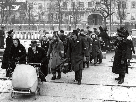 Etnisko vāciešu izraidīšana no Čehoslovākijas. Pie apģērba tiem bija  piestiprināta norāde ar burtu «N», no čehu vārda Němec — ‘vācietis’. 1946. gada janvāris. Foto  —  Čehijas ziņu aģentūra (ČTK)