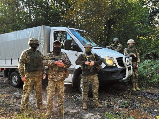 Te iemūžināts brīdis, kad atvestā mašīna un krava atdota tieši ukraiņu vienības rokās. Hlopci mazliet iepozē. Raksta autores foto