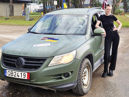 Laura Goldštrema tviterkonvoja ekspedīcijās bieži ir vienīgā meitene vīru vidū, taču aizbraukusi visvairāk reižu. Viņa uzsver, ka ekspedīciju skaitu nekrāj rekorda dēļ. «Braukšu, kamēr vajadzēs. Kamēr karš beigsies»