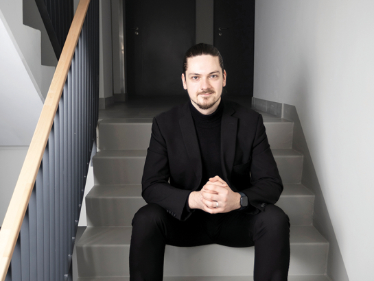 Pirmās palīdzības sniegšanu, tajā skaitā sirds masāžu, Emīls apguva autovadītāju kursos.