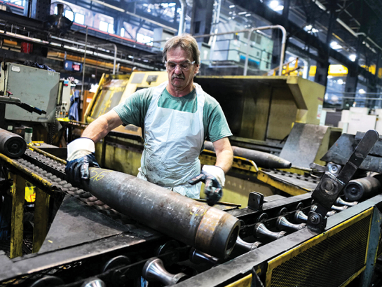 155 milimetru artilērijas lādiņu konveijers ieroču rūpnīcā Pensilvānijas štatā ASV.