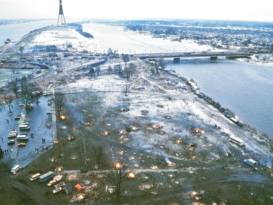 Barikāžu ugunskuri pie Latvijas televīzijas ēkas Zaķusalā 1991. gada janvārī