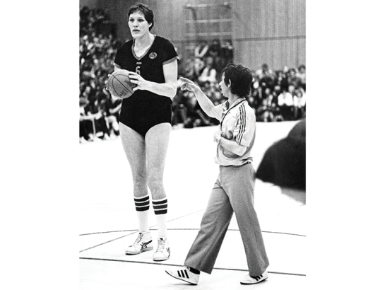 Uļjana Semjonova Eiropas līgas kausa izcīņā 1983. gadā TTT spēlē pret vācu klubu DJK Agon 08 Dusseldorf. Foto — Sueddeutsche Zeitung Photo / Alamy