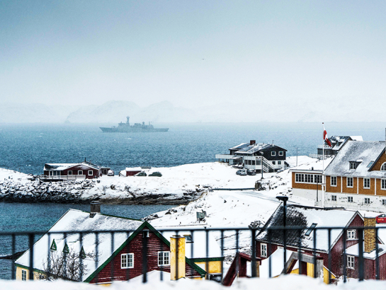 Dānijas jūras spēku kuģis HDMS Vaedderen pie Grenlandes galvaspilsētas Nūkas.