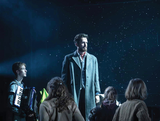 Vienas sapņu lomas Gustavam Melbārdim nav. «Mans lielākais mērķis ir karjeras laikā spēlēt pēc iespējas dažādākas lomas, izaicināt sevi un saglabāt zinātkāri. Tā ir skaistākā lieta šajā profesijā.» Attēlā: Dziedātāja lomā Belfāstas teātrī The Mac 2024. gadā iestudētajā izrādē Kaukāziešu krīta aplis. Foto — Stephen Glass