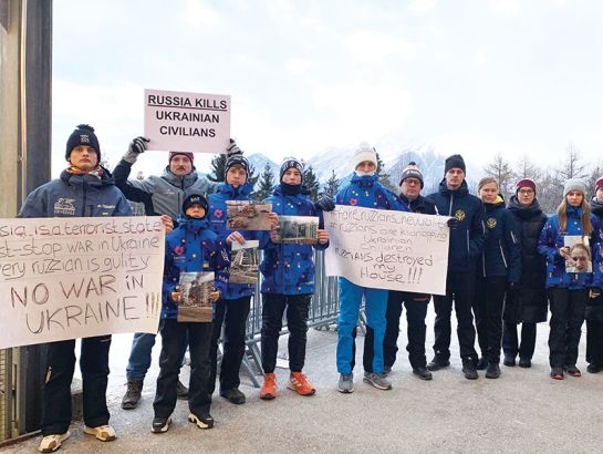 Latvijas skeletona izlases treneris Ivo Šteinbergs (otrais no kreisās), skeletonistes Marta Andžāne (pirmā no labās) un Dārta Neimane (trešā no labās) protestā kopā ar ukraiņiem un zviedriem.